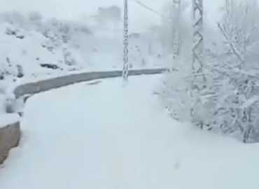 بلدية حدشيت تواصل أعمال جرف الثلوج عن الطرقات