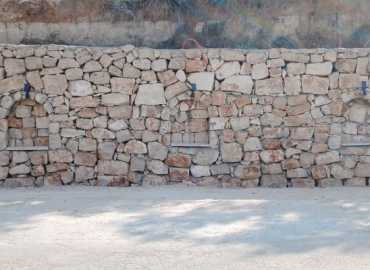 بلدية تفاحتا تعيد ترميم الحائط المحاذي للطريق العام في حيّ السهلة