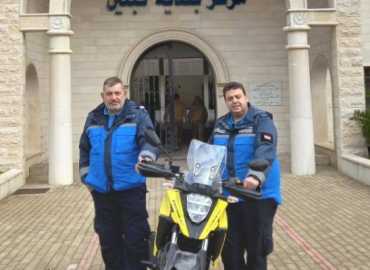 بلدية تبنين تستلم دراجة نارية و350 لمبة شمسية لتعزيز الأمن والإنارة