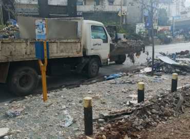 بلديّة الغبيري تواصل إزالة الركام وفتح الطرقات في مدخل الشياح - المشرفية