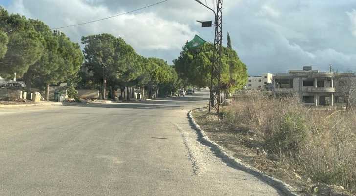 بلدية زبقين تواصل تنظيف الطريق العام ومجاري المياه استعدادًا للشتاء