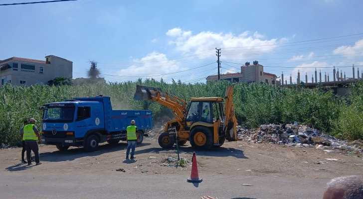 بلدية الصرفند ترفع 60 طنًا من النفايات المتراكمة في محيط المسبح الشعبي