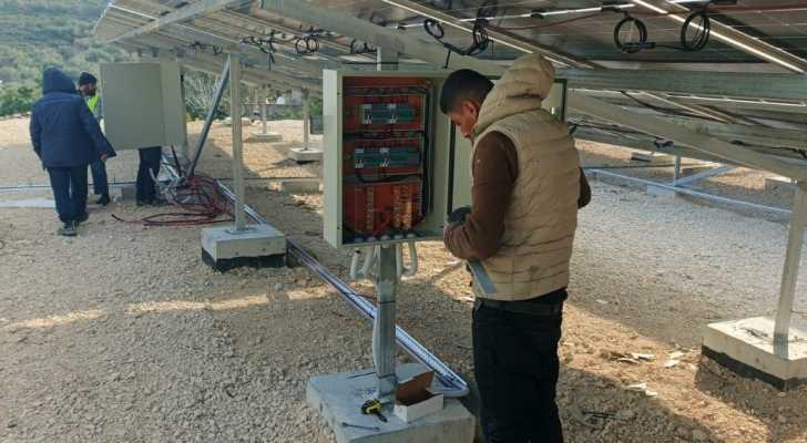 البدء بأعمال التمديدات الكهربائية لحقل الطاقة الشمسية في بئر عبا رقم 3
