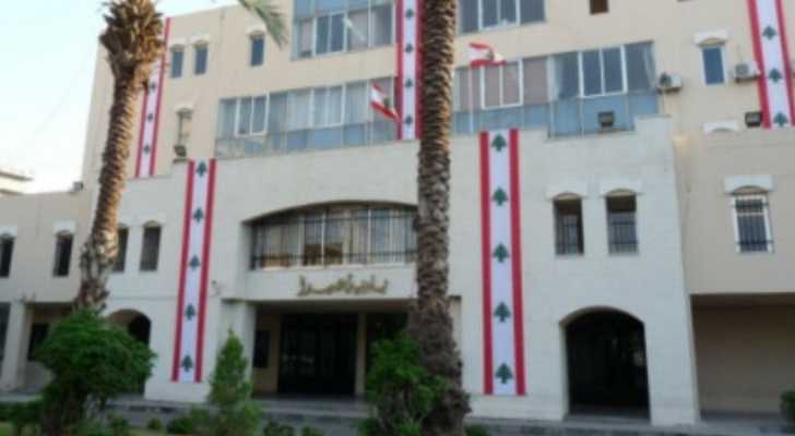 احتجاجًا على تأخر الرواتب: عناصر شرطة بلدية صيدا يقفلون مداخل البلدية