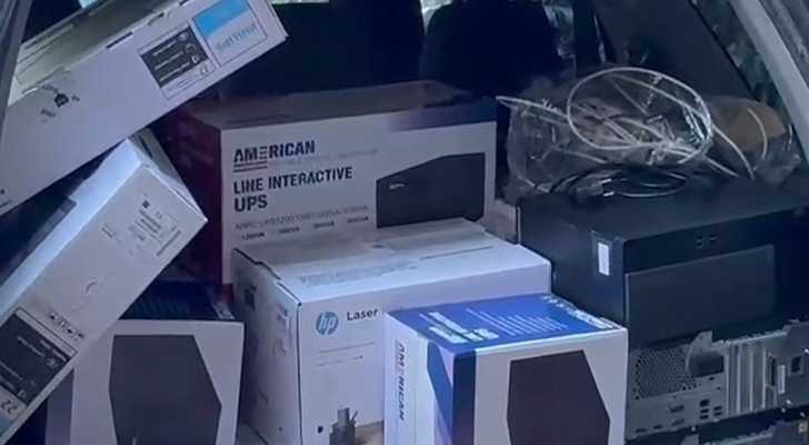 تسهيلاً للعمل وتسريعاً في انجاز معاملات المواطنين .. جمعية العمل البلدي تقدم كومبيوترات وتجهيزات إدارية لدائرة نفوس بعلبك