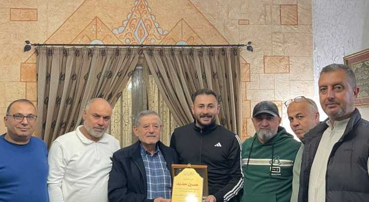وفد من بلدية النميرية يكرّم لاعبًا حاز لقب أفضل حارس مرمى في بطولة آسيا للميني فوتبول