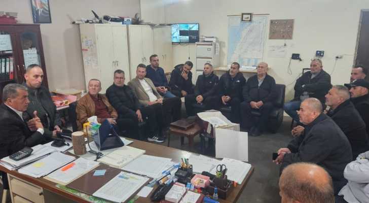 دبعال تكرّم مدير مدرستها إبراهيم سرور تقديرًا لمسيرته التربوية المشرّفة