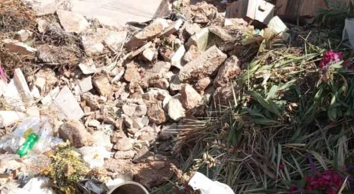 بلدية برج البراجنة تزيل النفايات والردميات في جبانة الرادوف