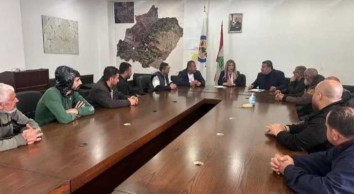 بحث أزمة مياومي بلدية الميناء مع محافظ الشمال ومطالب بإعادتهم إلى العمل