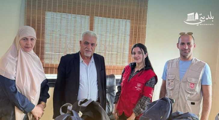 بلدية شعث توزّع مساعدات مدرسية على طلاب متوسّطتها الرسمية بالتعاون مع منظمة 