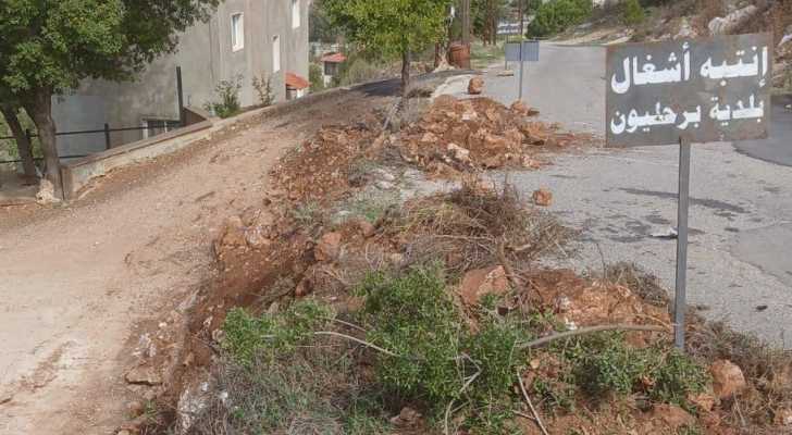بلدية برحليون تباشر بإعادة بناء حائط دعم كان قد شكل خطراً على سلامة المارة