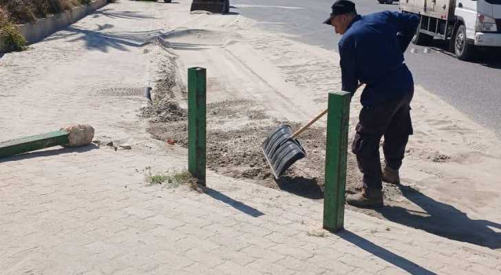 بلدية صور تواصل إزالة آثار الغارات وتنظيف الشوارع بوتيرة يومية