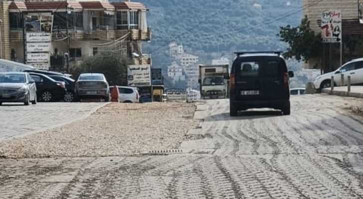 بلدية عاليه تواصل تنفيذ أعمال تسوية الطريق في منطقة عين حالا