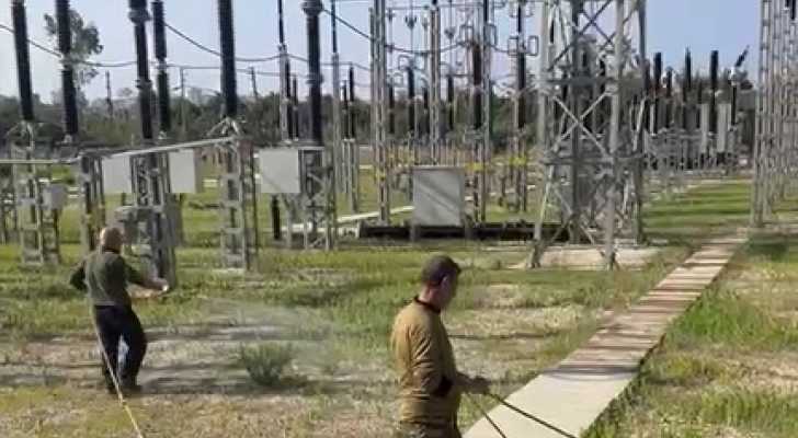 بمساعدة من جمعية العمل البلدي .. معالجة مشكلة العشب الزائد داخل مؤسسة كهرباء لبنان في منطقة صور