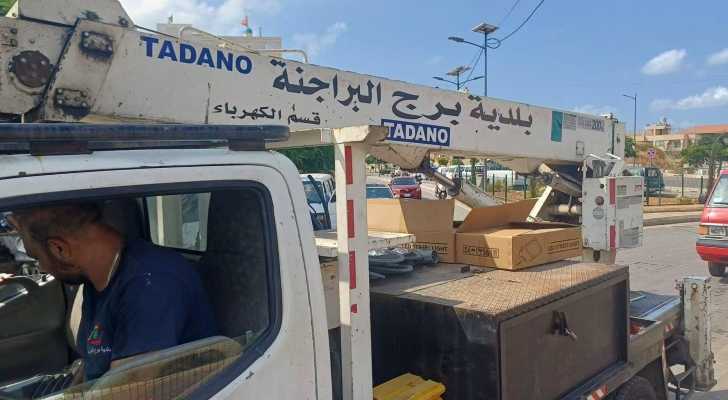 بلدية برج البراجنة تنفّذ أعمال صيانة لشبكة الإنارة وتستبدل عددًا من أجهزتها