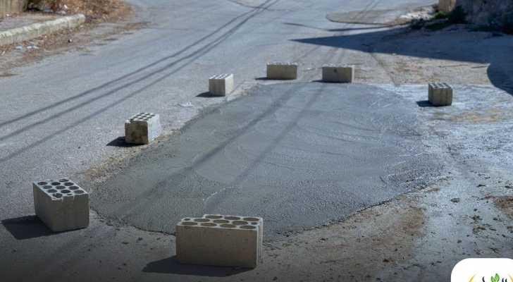 بلدية الشهابية تستكمل خطة معالجة التشققات والحفر على الطرقات