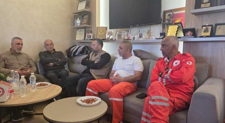 جولة تفقدية لمركز الصليب الأحمر في صور بعد الاستهداف: التأكد من سلامة الطواقم العاملة ومعاينة الأضرار