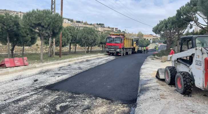 بمتابعة من اتحاد بلديات الريحان وجمعية العمل البلدي .. استكمال اعمال الصيانة على الطرقات الرئيسية (بالصور)