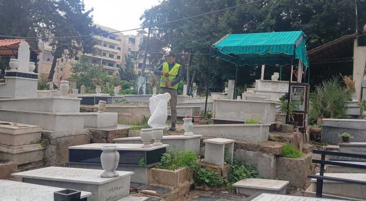 بلدية برج البراجنة تنفّذ أعمال تنظيف في جبانتي الرادوف والرمل
