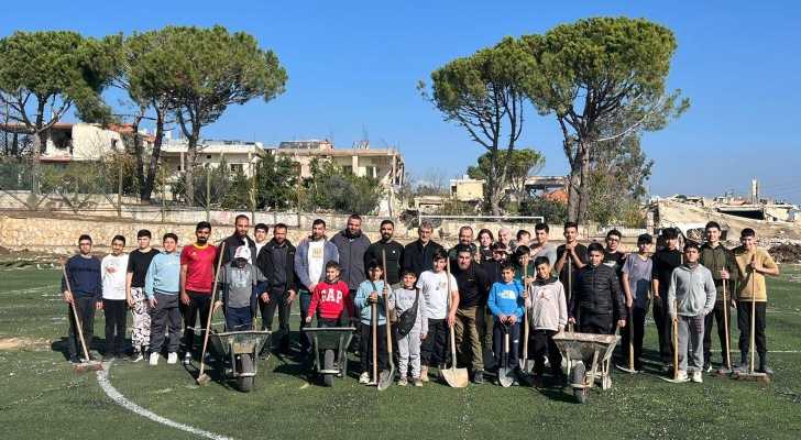 بالتعاون مع بلدية الخيام .. حملة تطوعية لتنظيف ملعب البلدية