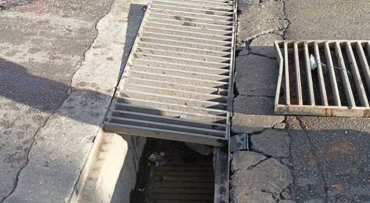 بلدية طرابلس تباشر بتأهيل المصبّعات الحديدية لتصريف مياه الأمطار في القبة