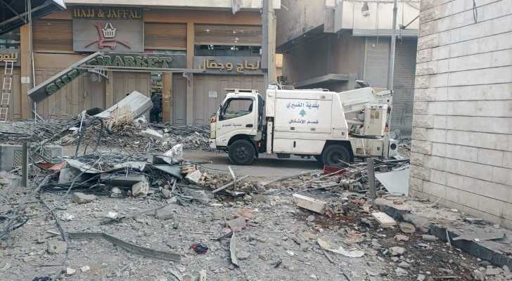 آليات بلدية الغبيري تشارك في فتح الطرقات وإزالة الأنقاض في حارة حريك والمشرفية