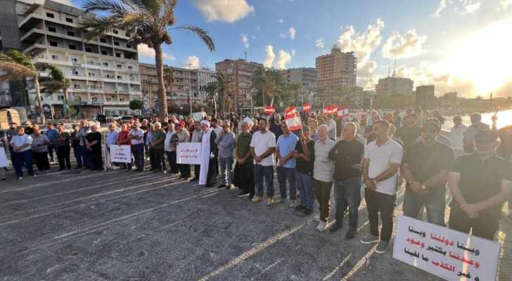 رؤساء اتحادات وبلديات يطالبون في وقفة صور الاحتجاجية بتأمين الإيواء للمتضررين جراء العدوان الإسرائيلي