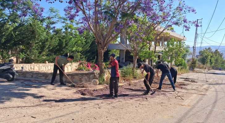 بلدية شقرا ودوبيه تواصل أعمال رفع النفايات وإزالة مخلفات العدوان تمهيدًا لعودة الأهالي