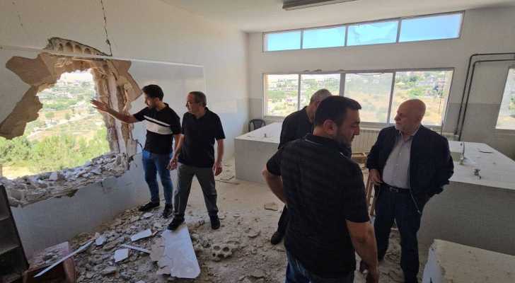 يحمر والنائب قبلان قبلان يتفقدان أضرار العدوان الإسرائيلي في المدرسة الرسمية