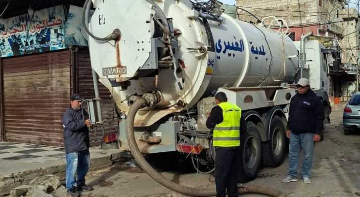 معالجة انسدادات الصرف وتنظيف المصافي في عدد من أحياء الغبيري