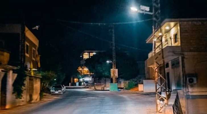 بلدية الطيبة تنجز تركيب لمبات طاقة شمسية بمساهمة من الاهالي