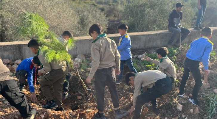 بلدية زبقين تزرع أشجارًا جديدةً في المدخل الشرقي للبلدة