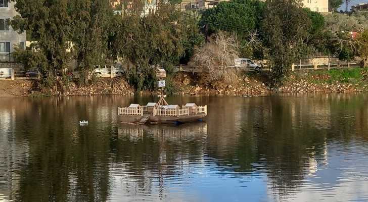 بلديتا كفرتبنيت والنبطية الفوقا تنفذان مشروع إنزال جزيرة عائمة داخل بركة كفرتبنيت