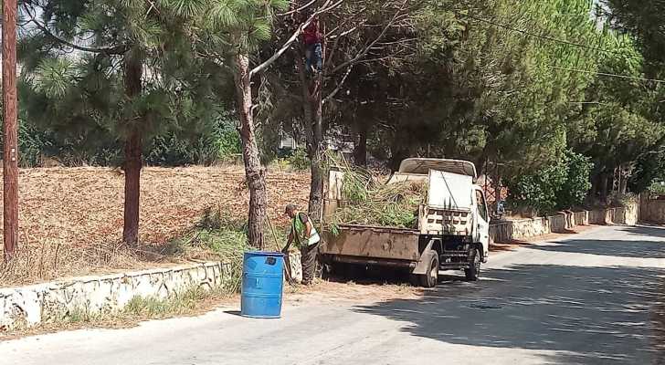 بلدية النبطية الفوقا تشحل الأشجار القريبة من خطوط الكهرباء وتعمل على صيانة خطوط تغذية البلدة