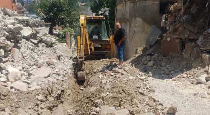 بلدية حاروف تُصلح شبكة المياه المتضررة جراء الاعتداء الإسرائيلي على حي الساحة