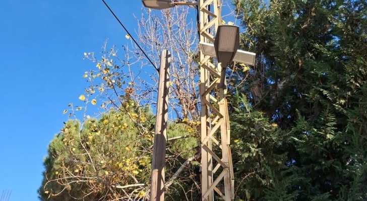 بلدية عين الغويبة تباشر بتركيب دفعة جديدة من لمبات تعمل على الطاقة الشمسية