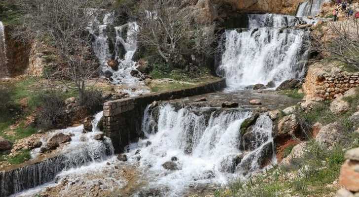 بلدية دير الأحمر تنظم توزيع مياه الريّ من اليمونة