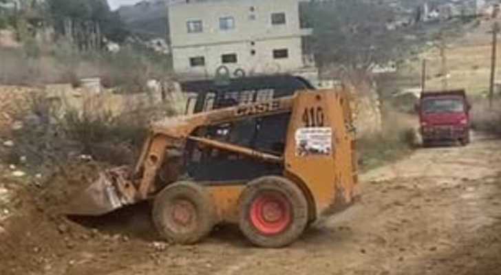 بلديّة صرُبِّين تُزيل الأتربة والحجارة من حيّ البيّاضة