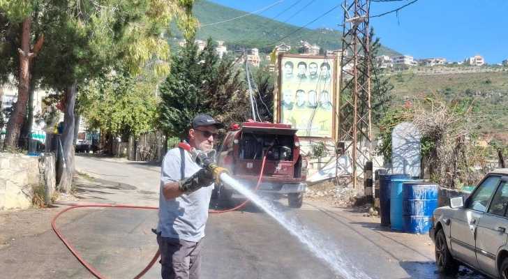 بلدية كفرفيلا تشيد بجهود فريق الإطفاء المتطوع في إزالة آثار الاعتداءات الإسرائيلية