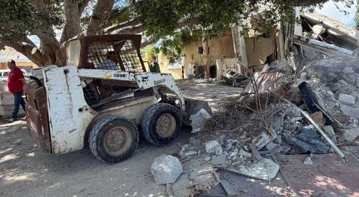 بلدية حناويه تباشر إزالة آثار العدوان الإسرائيلي ورفع الأنقاض من شوارع البلدة