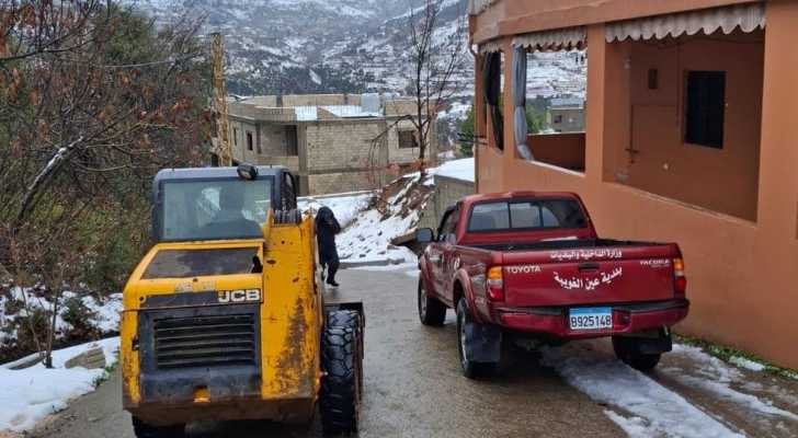 بلدية عين الغويبة تواصل فتح الطرقات وإزالة أضرار العاصفة
