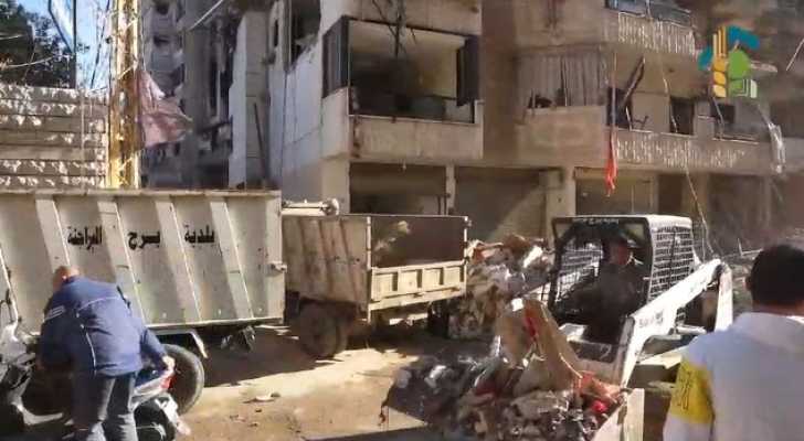 عملاً بخطة عودة النازحين.. بلدية برج البراجنة تباشر العمل بفتح الطرقات وإزالة الردم 
