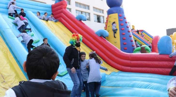 بلدية تفاحتا تنظّم يومًا ترفيهيًا وتقدّم هدايا لطلاب المدرسة الرسمية