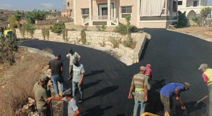 بلدية عبا تتابع أعمال تعبيد الطرقات في البلدة