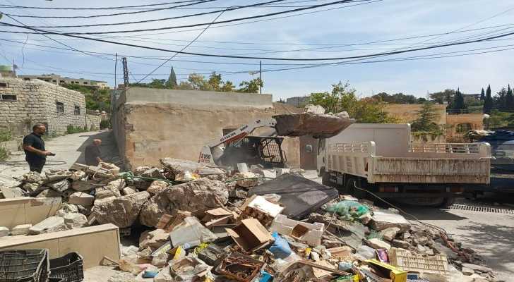 بلدية معروب تواصل رفع الأنقاض وتوسيع الطرقات لتسهيل الحركة