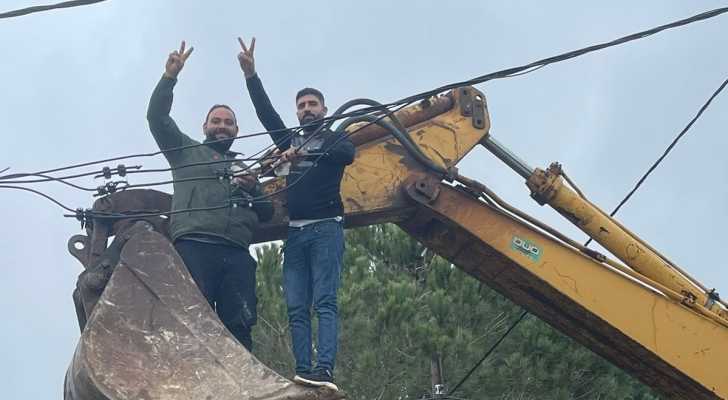 بلدية مجدل سلم تباشر بصيانة أسلاك الكهرباء المتضررة بفعل العدوان الإسرائيلي