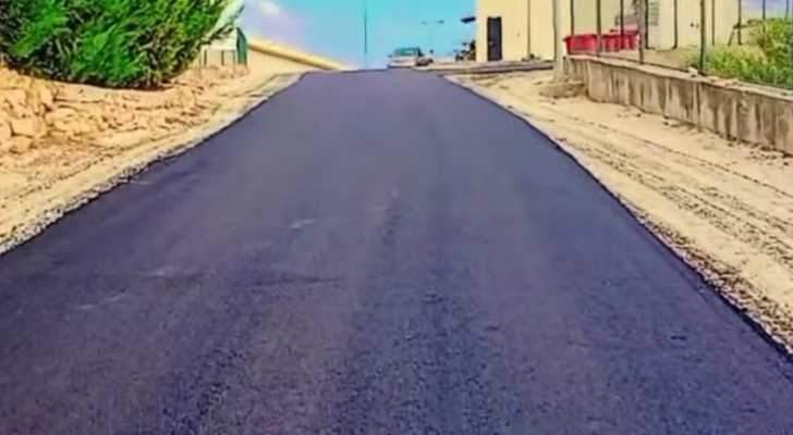 بلدية العباسية تعبّد مدخل مركز الإيواء والساحة المحيطة بغرف النازحين