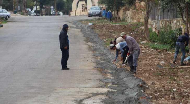بلدية زبقين تُنهي أعمال صيانة الحفر وقناة المياه في المدخل الشرقي