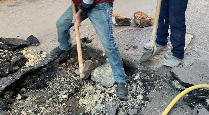 بمعدات متطورة .. قسم الأشغال في بلدية الغبيري يواصل اعمال صيانة الطرقات