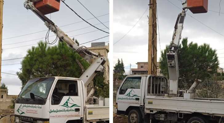 بمؤازرة اتحاد بلديات جبل عامل .. بلدية حولا تعيد تركيب وصيانة خطوط الكهرباء المتضررة من العدوان الاسرائيلي